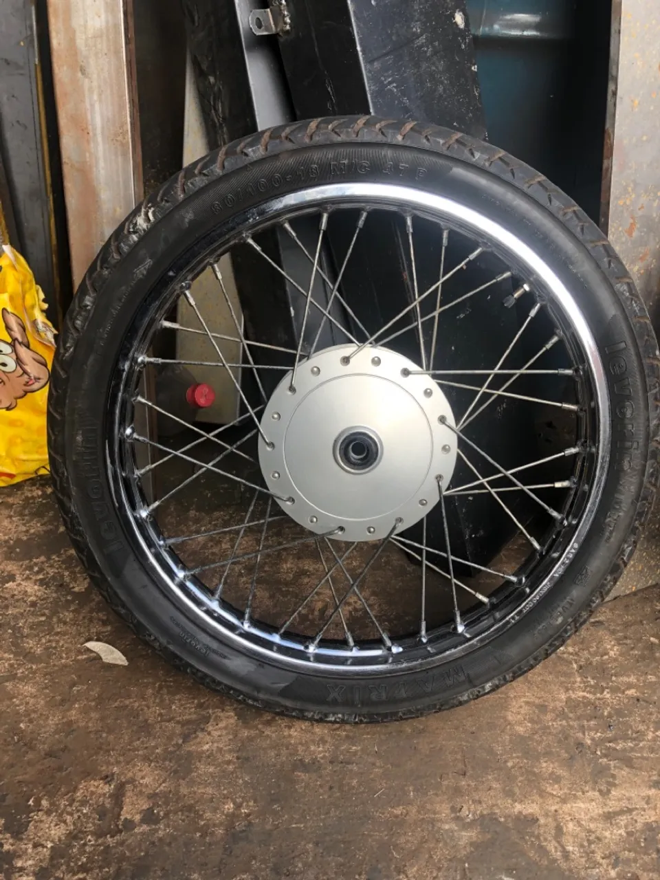Roda de moto com pneu