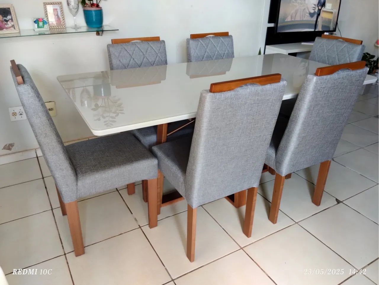 Mesa de Jantar com 6 Cadeiras resistente de madeira 