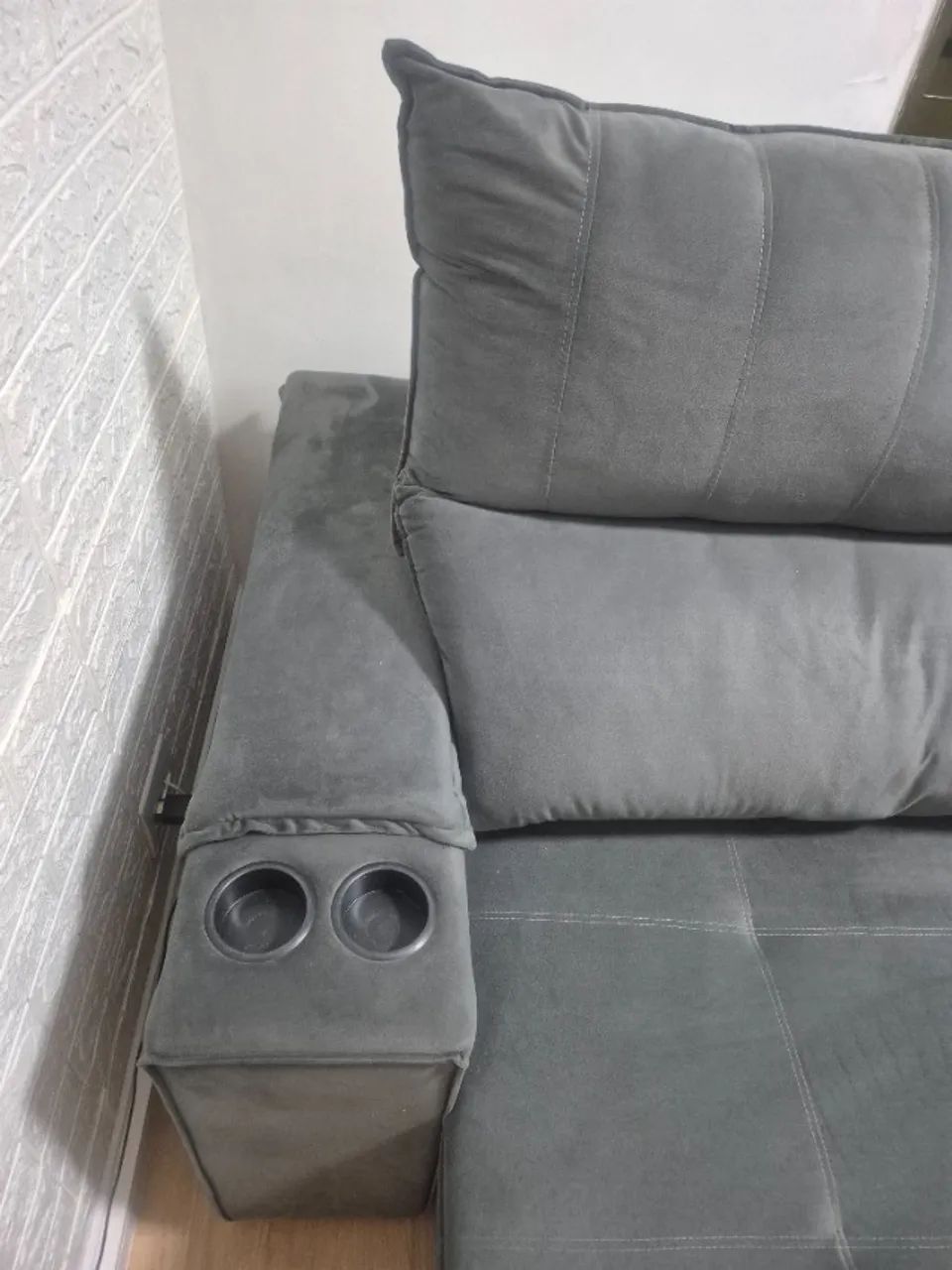 Sofá Retrátil e Reclinável 2,60m com Porta Copos Cinza498169533579939841