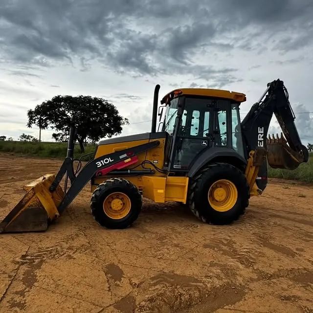 RETROESCAVADEIRA JOHN DEERE