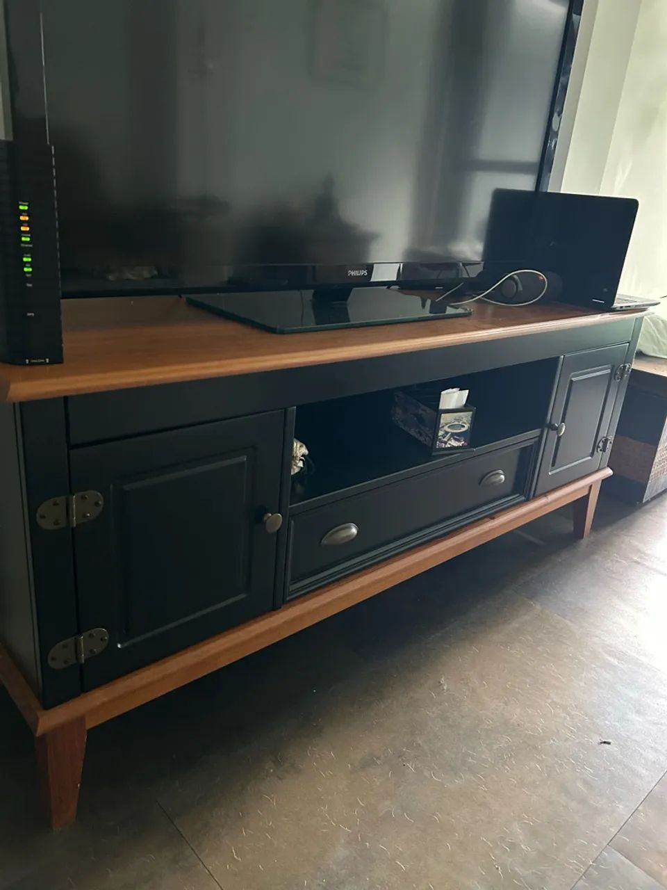 Rack preto com tampa e pés de madeira maciça  - Foto 2