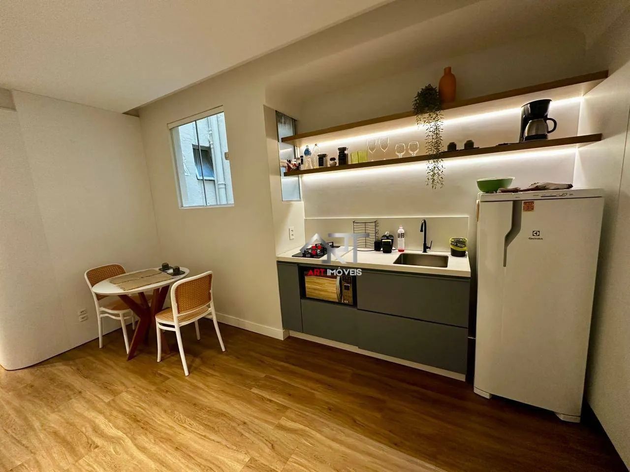 Apartamento montado e decorado, totalmente MOBILIADO, suíte, varanda. Prédio com elevador