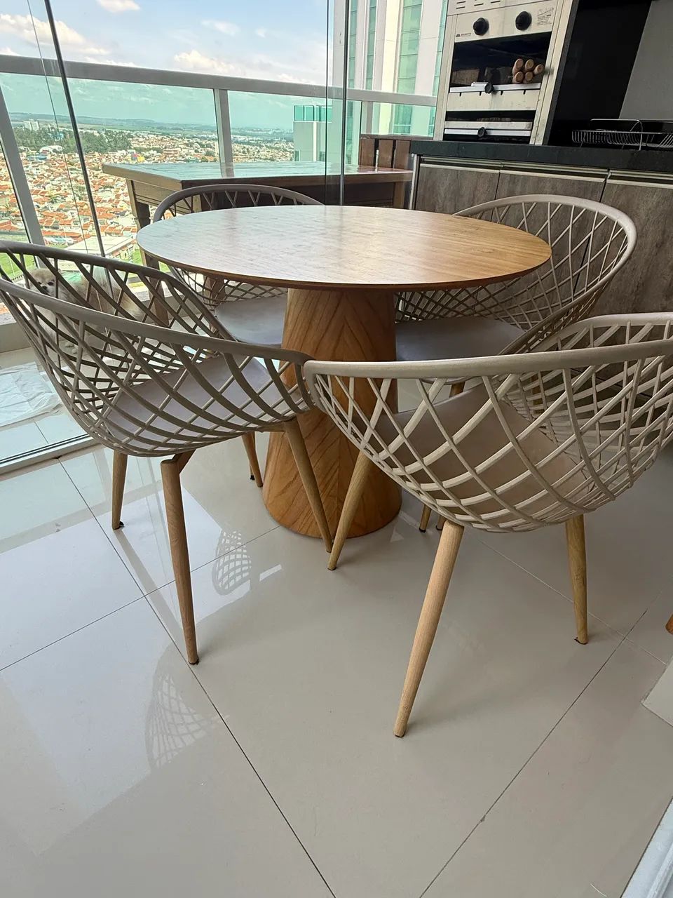 Mesa com 4 cadeiras.