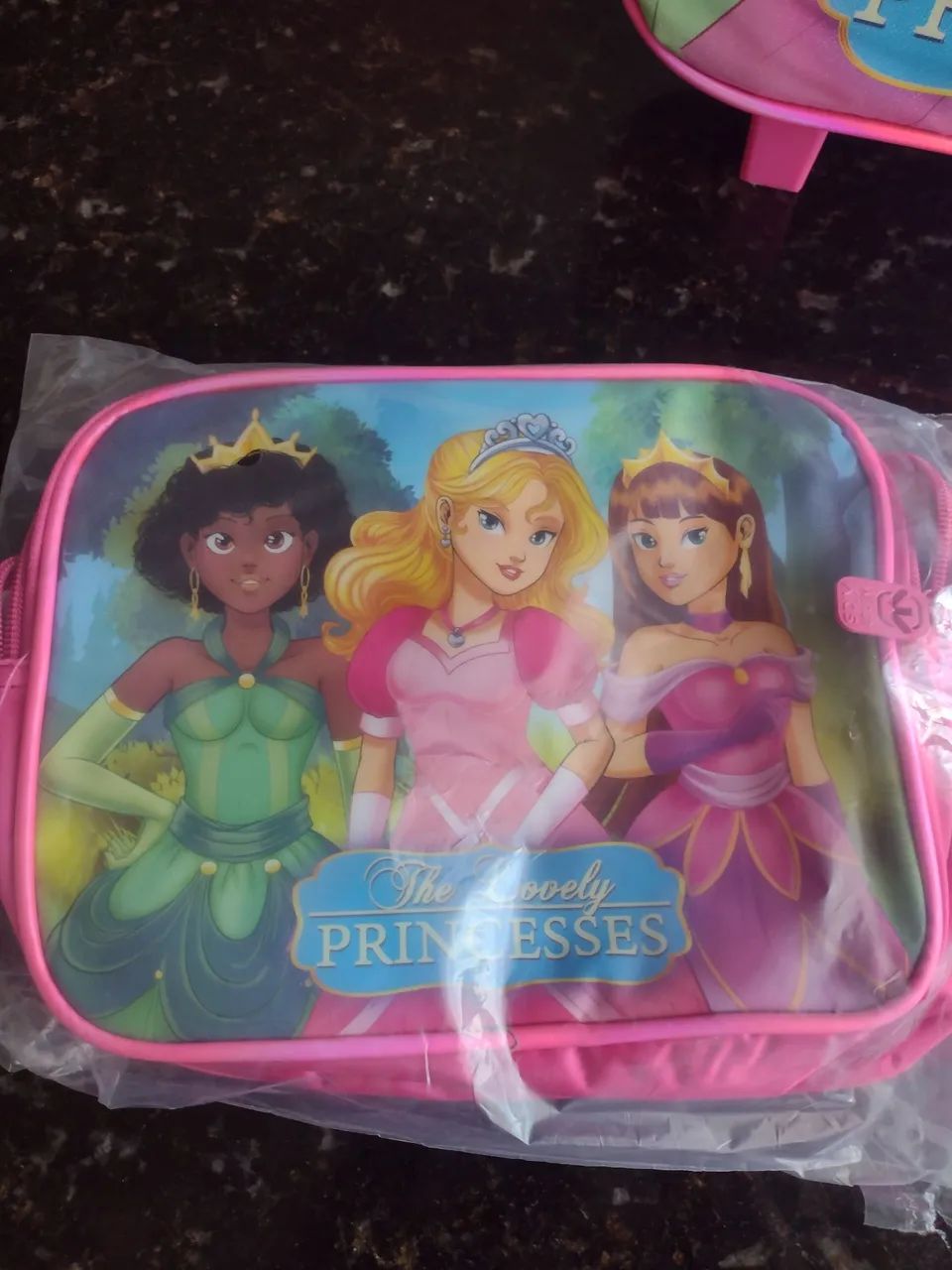 Kit mochila de rodinhas e estojos princesa  - Foto 3