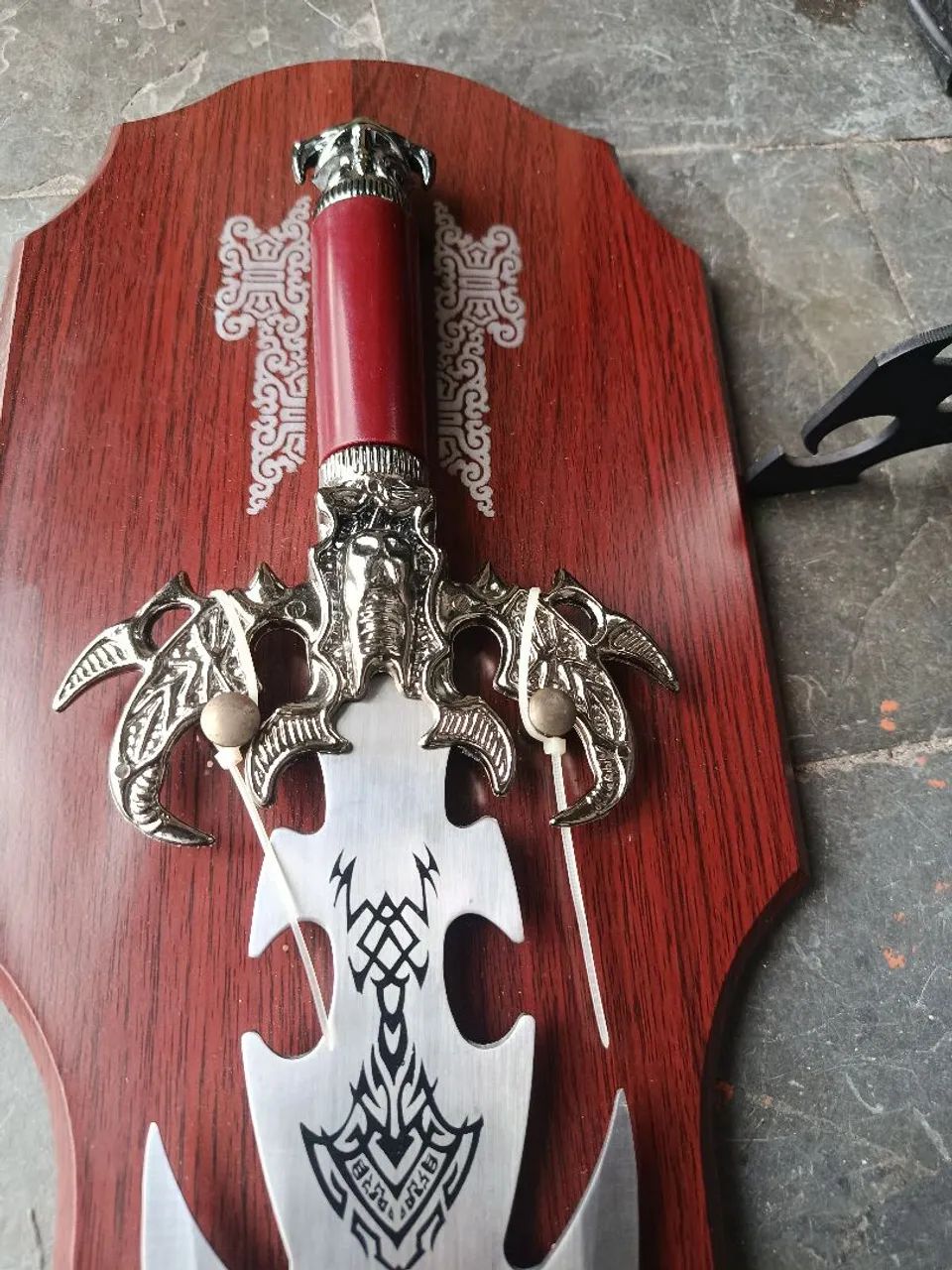 Espada e faca feitas de metal, decorativas  - Foto 4