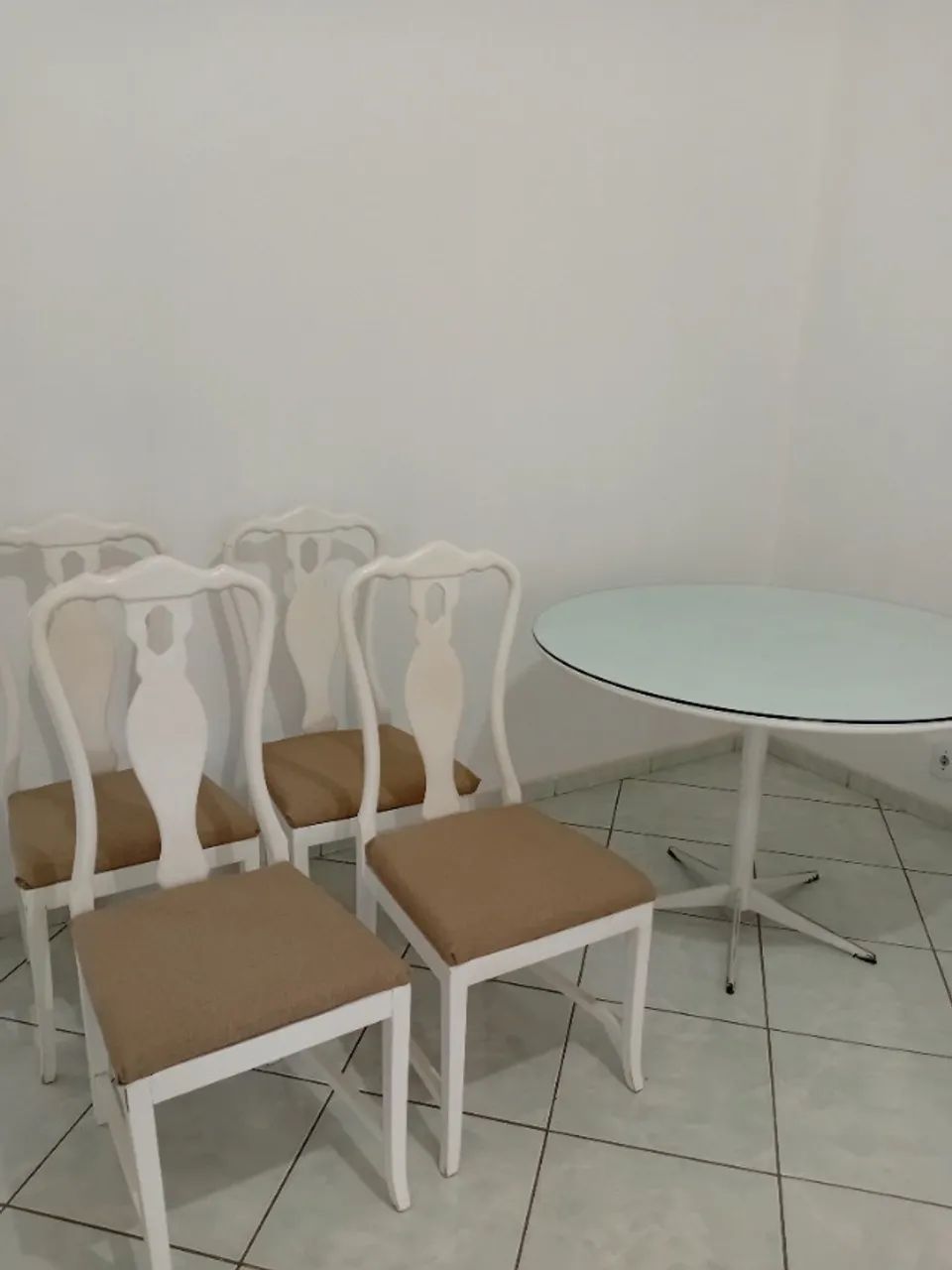 Jogo de Mesa com 4 Cadeiras- Antiguidade Rara! - Foto 3