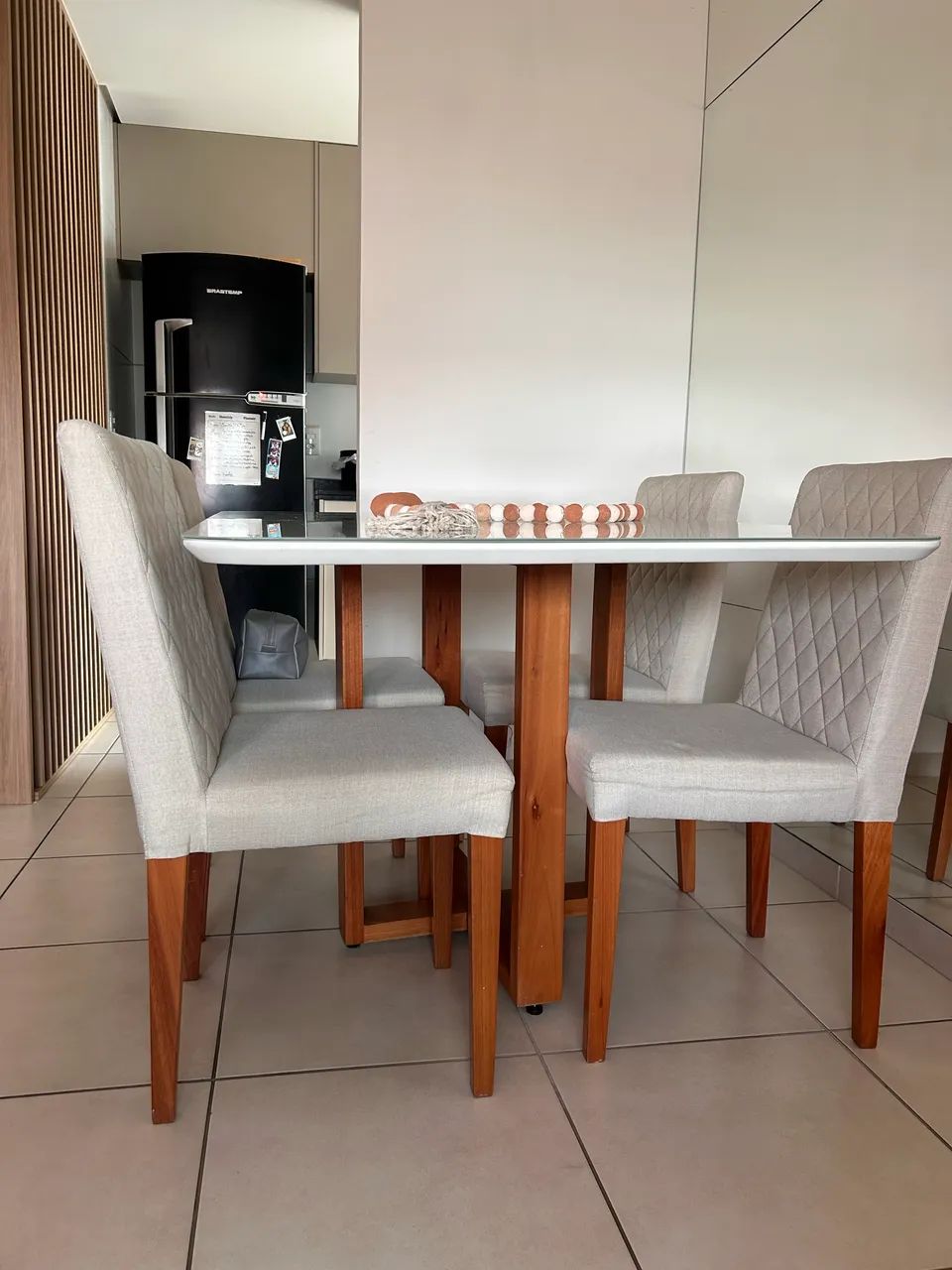 Mesa com 4 cadeiras semi nova