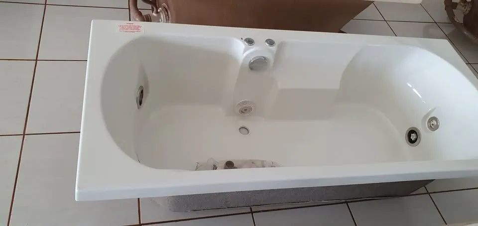Banheira de Hidromassagem tam 1,70X0,75 cor Branca Marca Jacuzzi - completa c/ motor e aqu - Foto 5