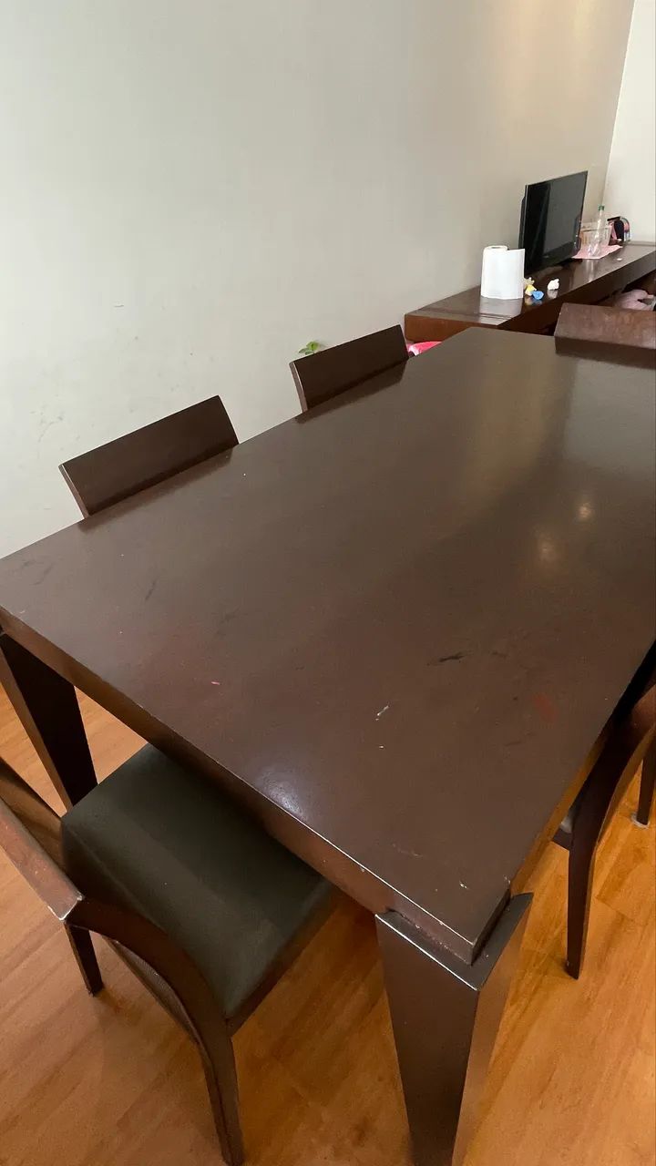 Mesa de madeira 1,80x1,00 com 6 cadeiras acolchoadas 