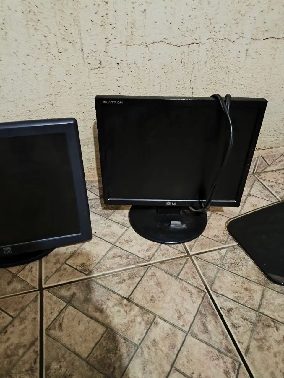 2 monitores para CPU, um deles e Touch screen