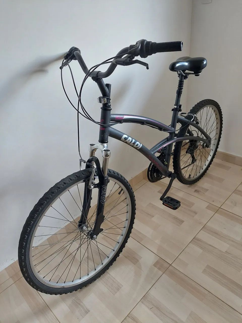 *Bicicleta SEMI-NOVA* Toda em ALUMÍNIO (6x SEM JUROS) - Foto 5