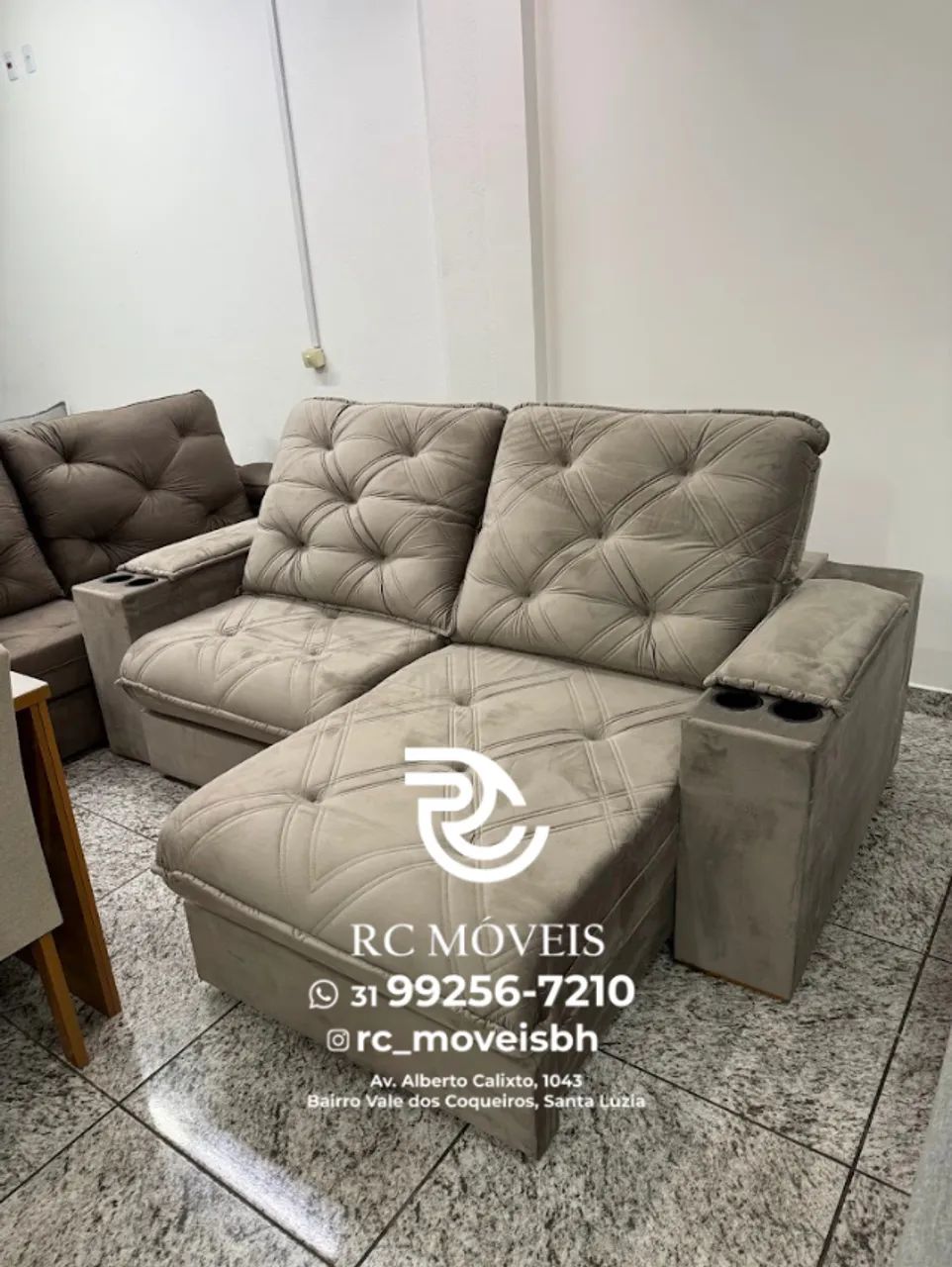 Sofá Retrátil Cuiabá com Porta-Copos - Conforto, Tecnologia e Praticidade