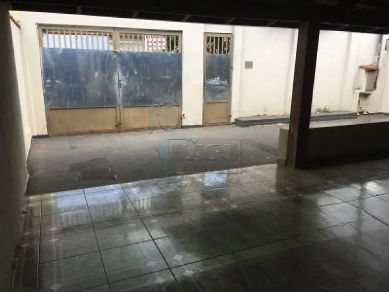 CASA EM BRODOWSKI COM EDÍCULA NO FUNDO