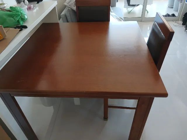 Mesa de jantar em madeira 