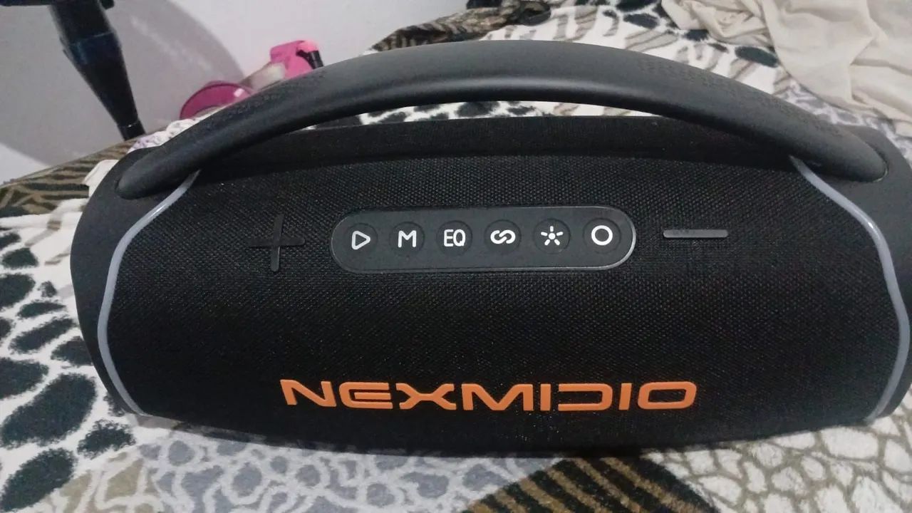 Vendo caixa de som com 02 meses de uso 