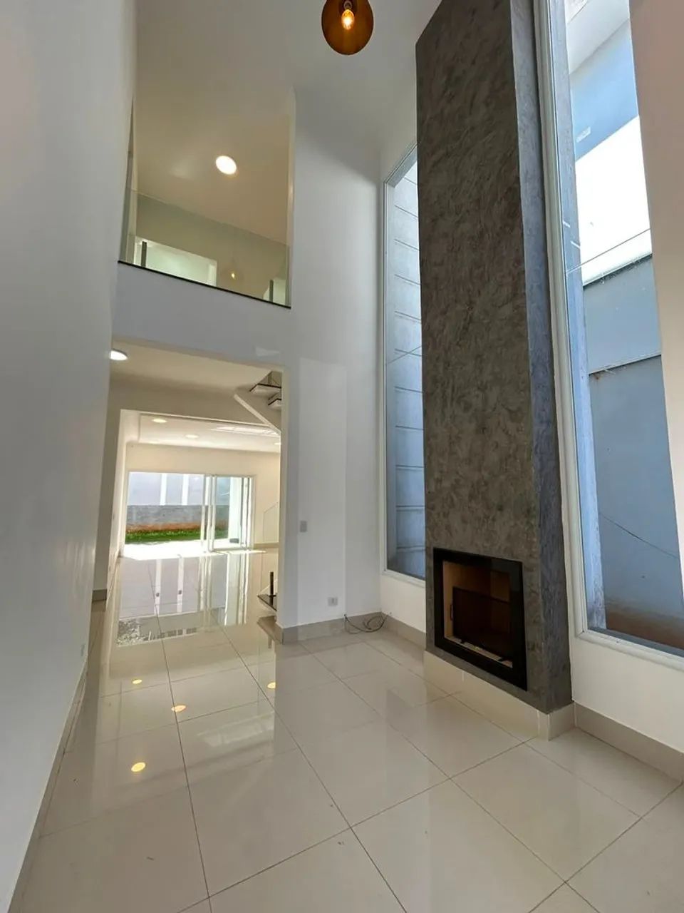 Casa Completa com Lareira, Churrasqueira e 4 Vagas de Garagem - Foto 2