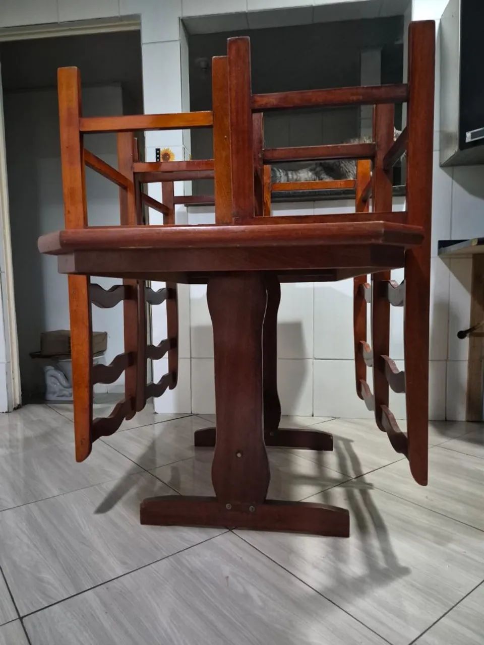 Mesa de madeira maciça 
