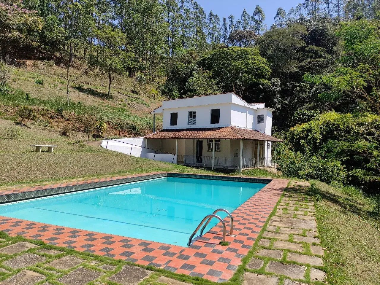 CASA COM PISCINA E LAGO - BAIRRO GRAMINHA