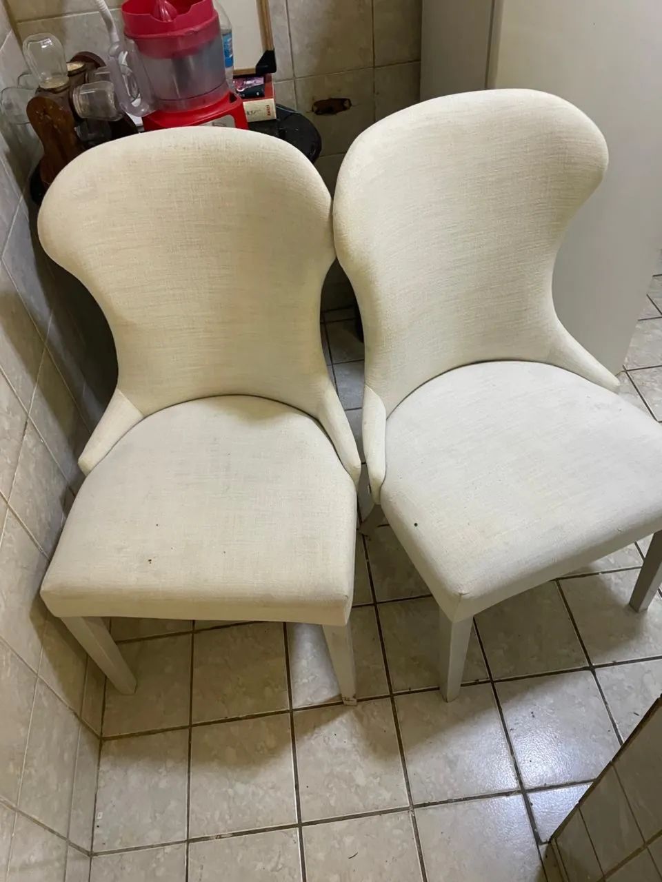Vendo duas poltronas em madeira belíssimas 