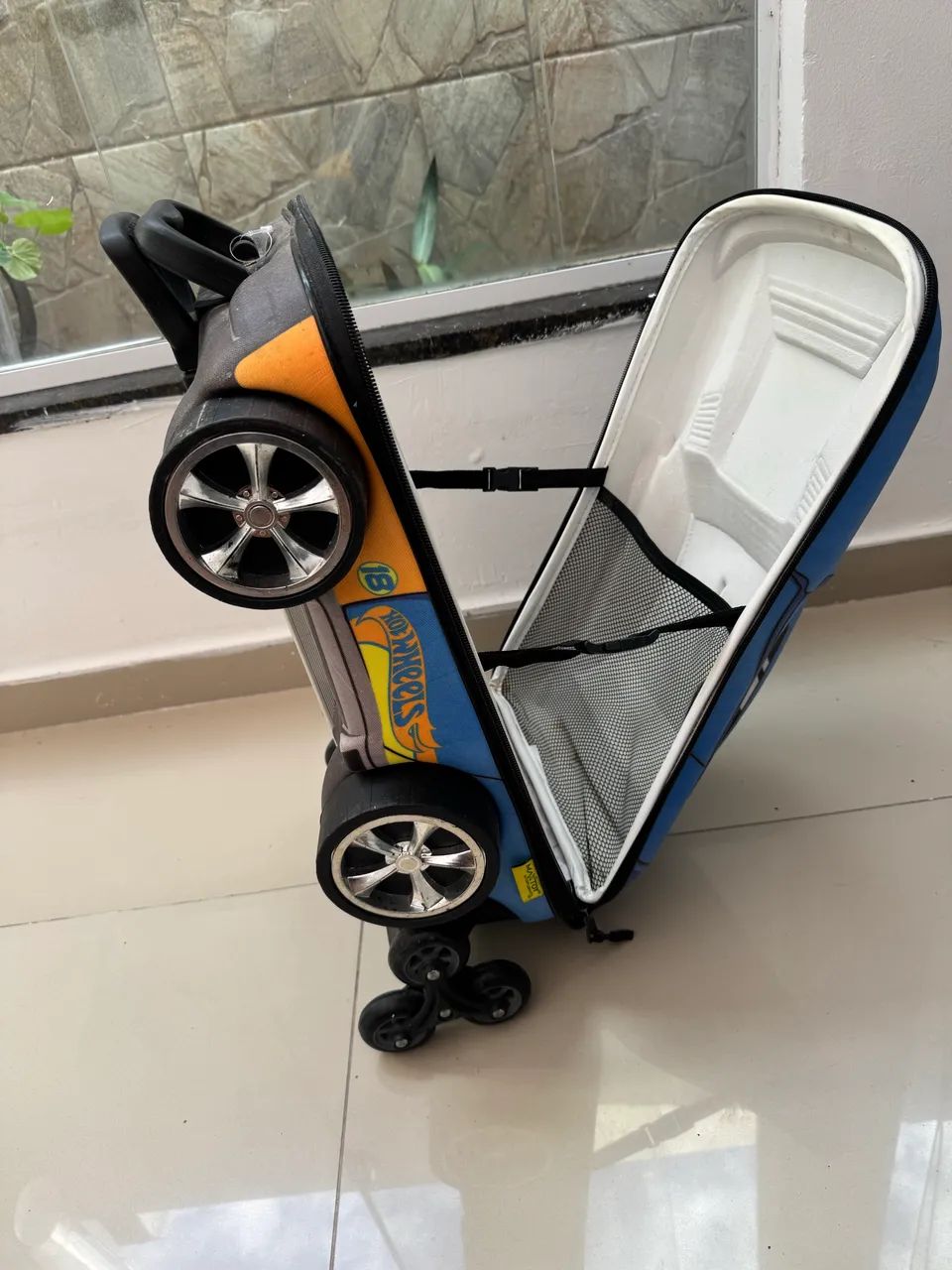 Muchila hot wheels com rodas  - Foto 3