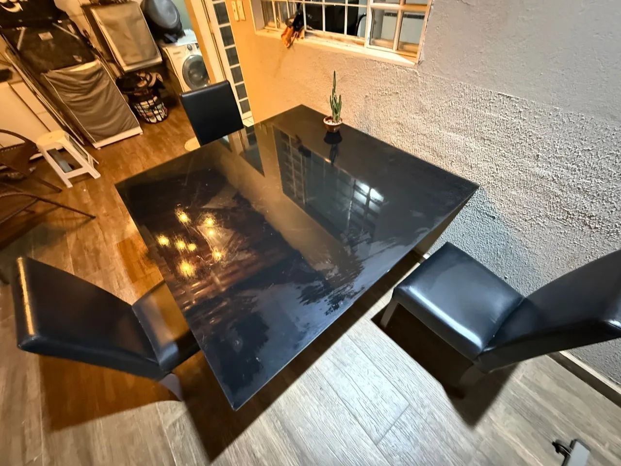 Elegante mesa acompanha cadeiras, com tampo em granito escuro - Foto 2