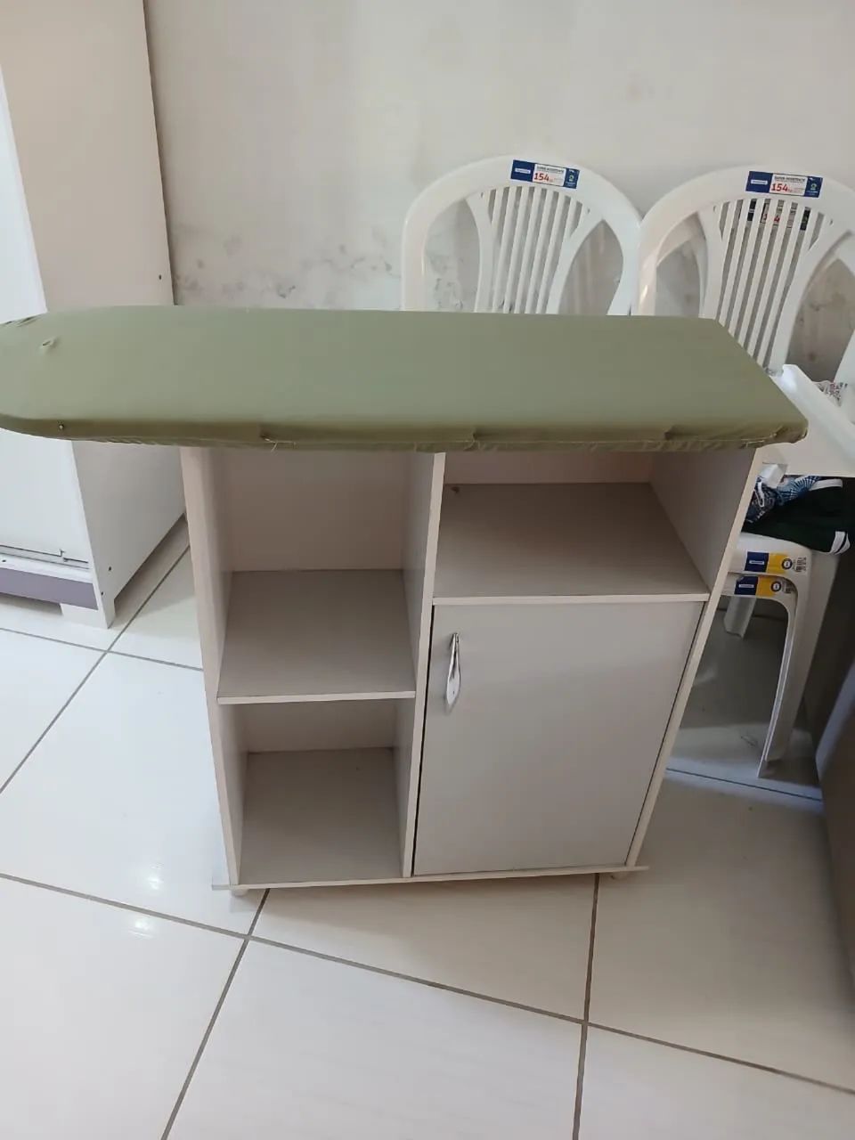 Tábua de passar com armário multiuso 