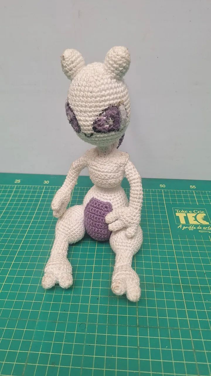 Boneco mewtwo crochê