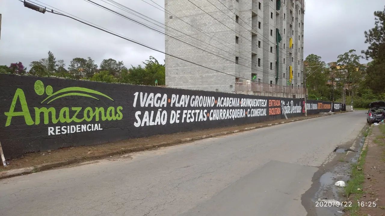 Letreiros e anúncios em muros