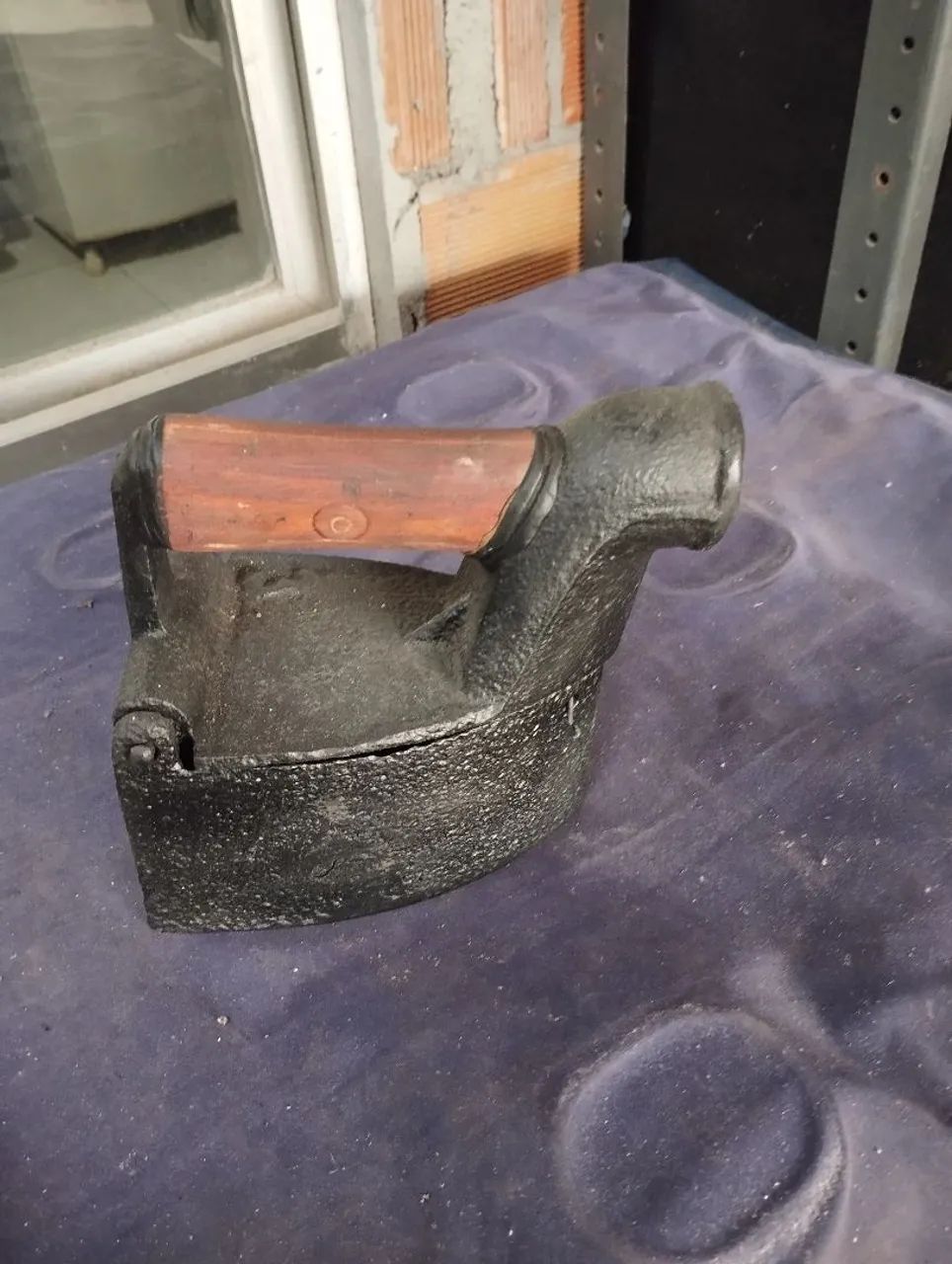Vendo ferro de passar roupa antigo  - Foto 3