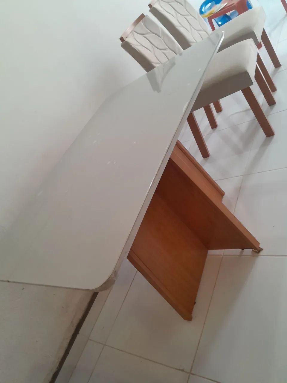 Uma mesa de vidro com quatro cadeiras - Foto 5