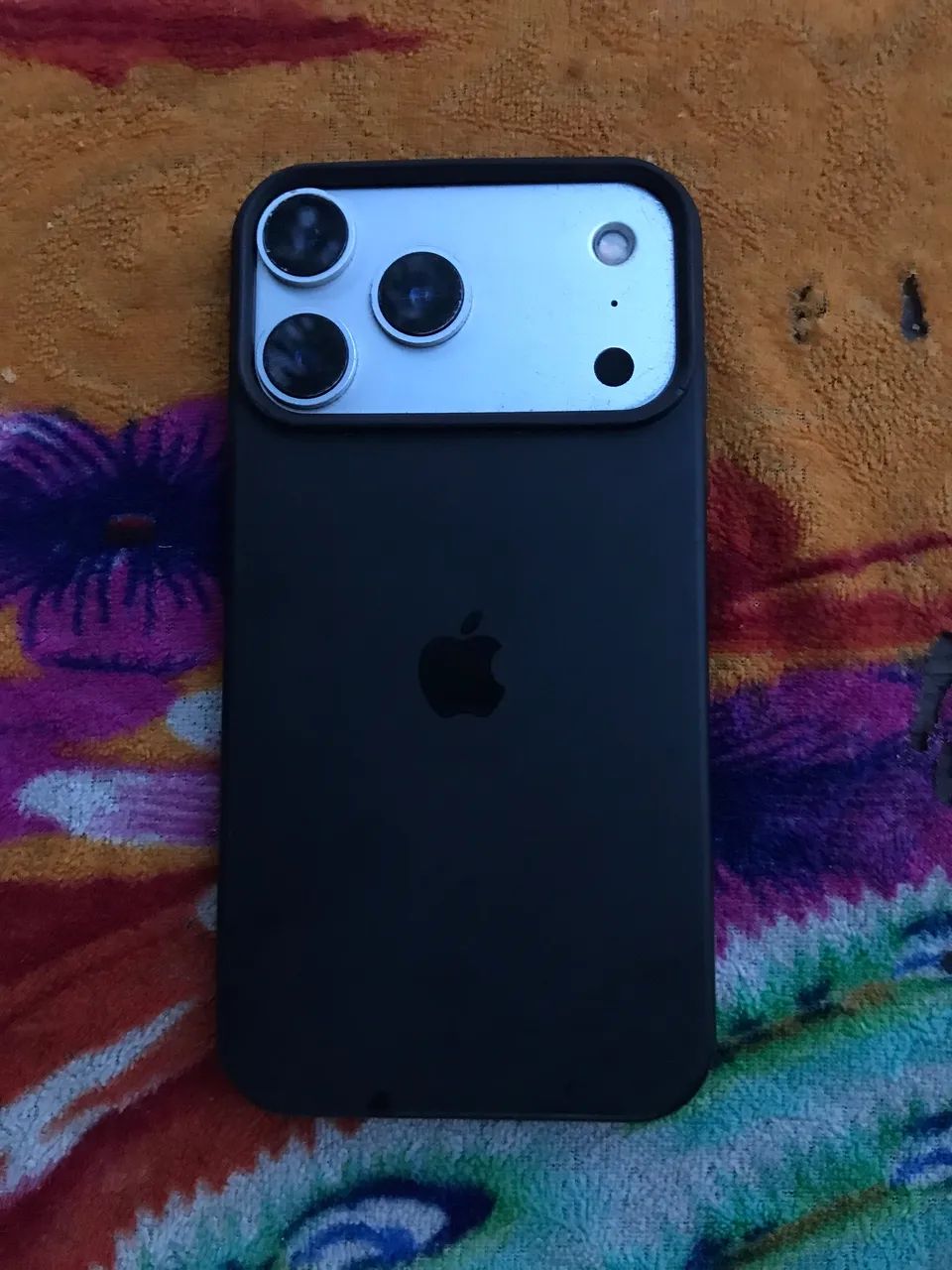 iPhone XR na carcaça do 17 