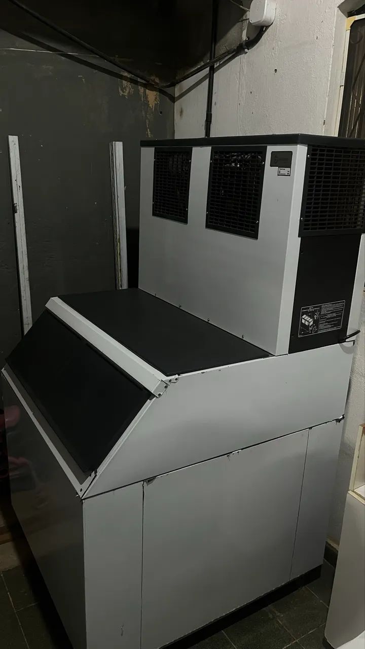 Maquina de gelo em cubo