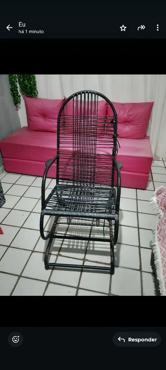 Cadeira de balanço e sofá sendo que o sofa transformar em cama