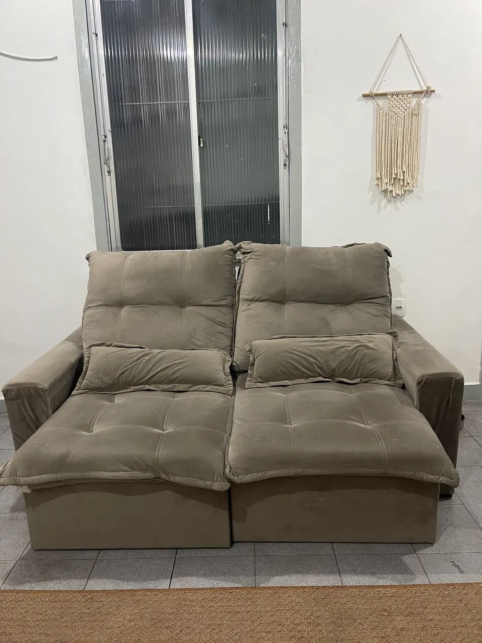 Vendo sofá retrátil 3 lugares - Foto 4