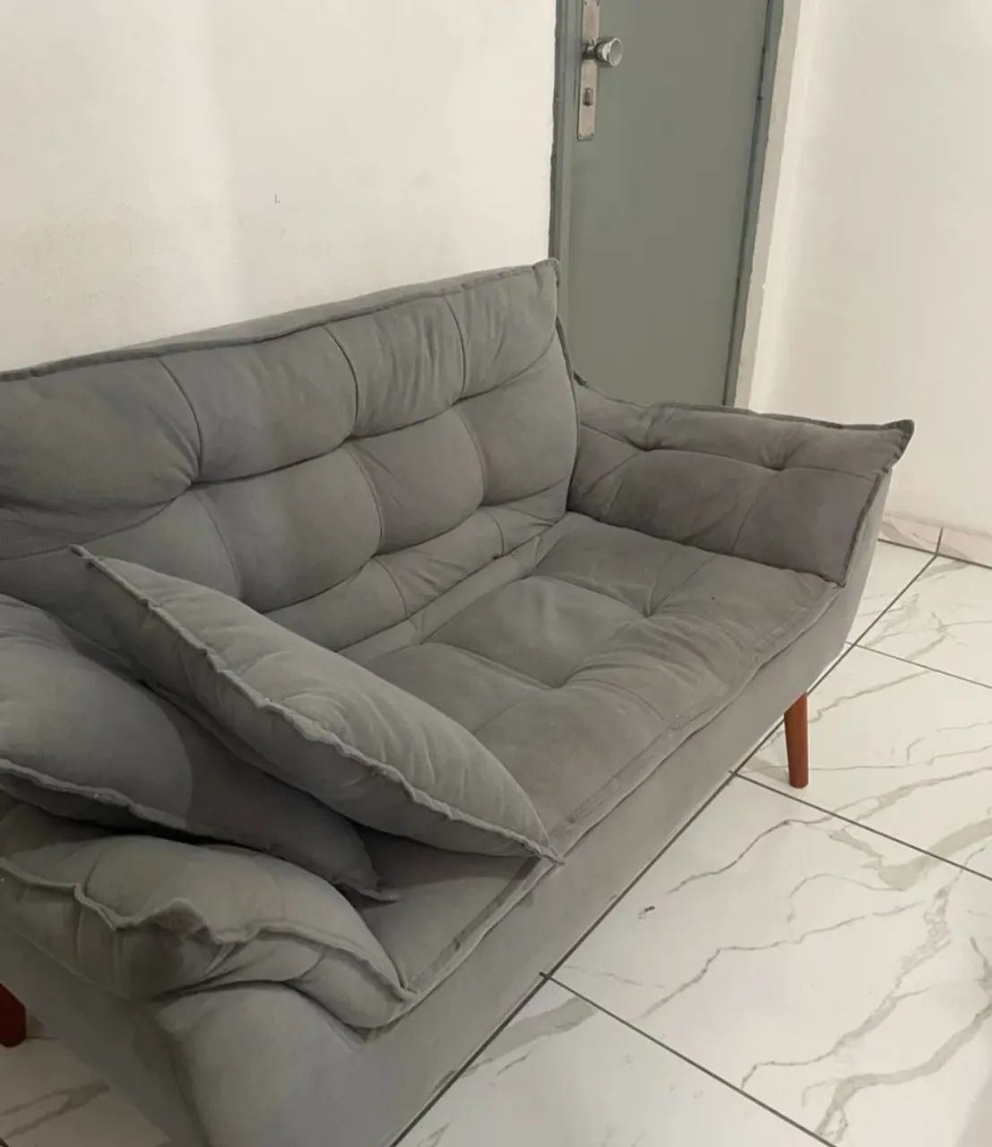 Sofá Opala de 3 lugares Cinza Claro  - Foto 2