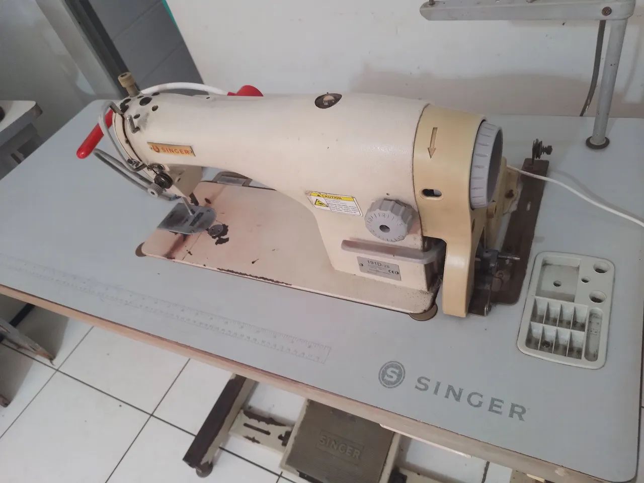 Máquina de costura singer em funcionamento pleno - Foto 2