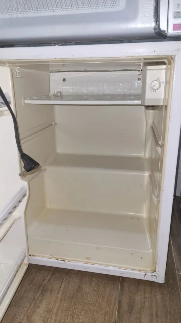 Frigobar tamanho médio funcionando 