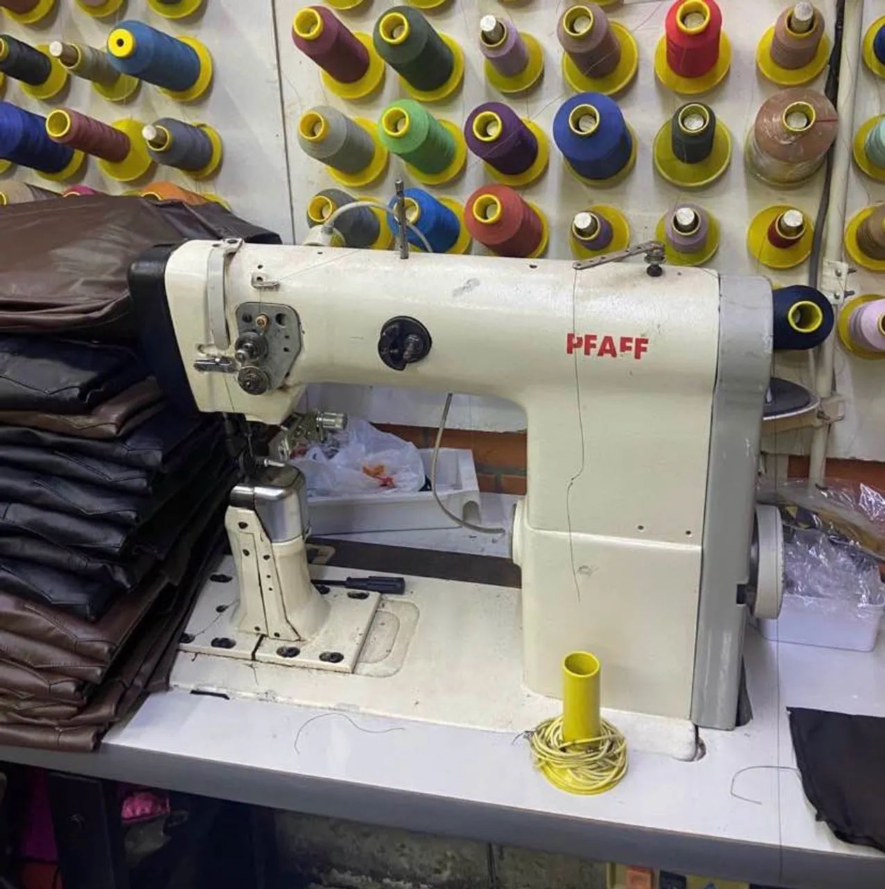 Máquina reta com coluna PFAFF  - Foto 2