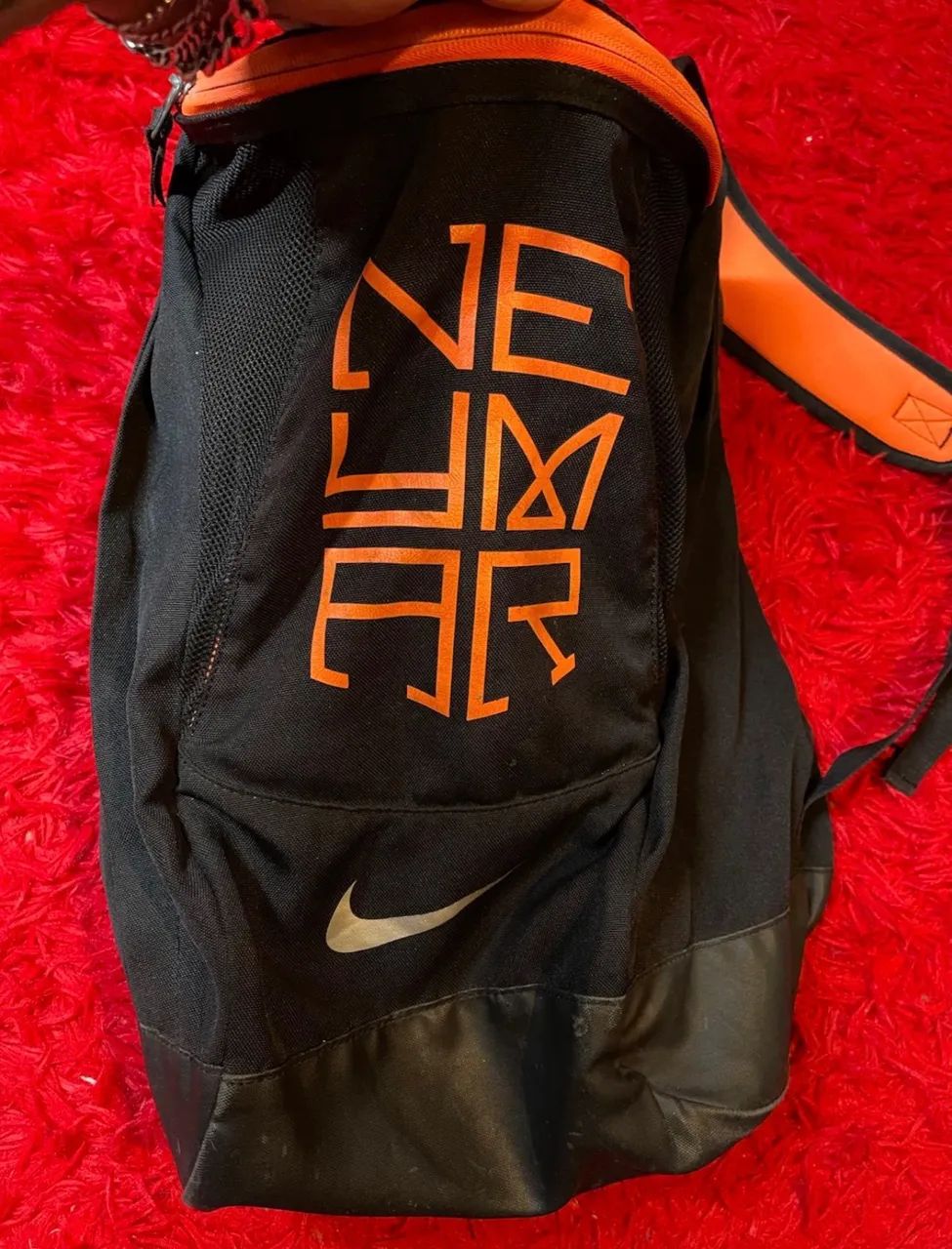 mochila nike neymar jr preta e laranja - Foto 2