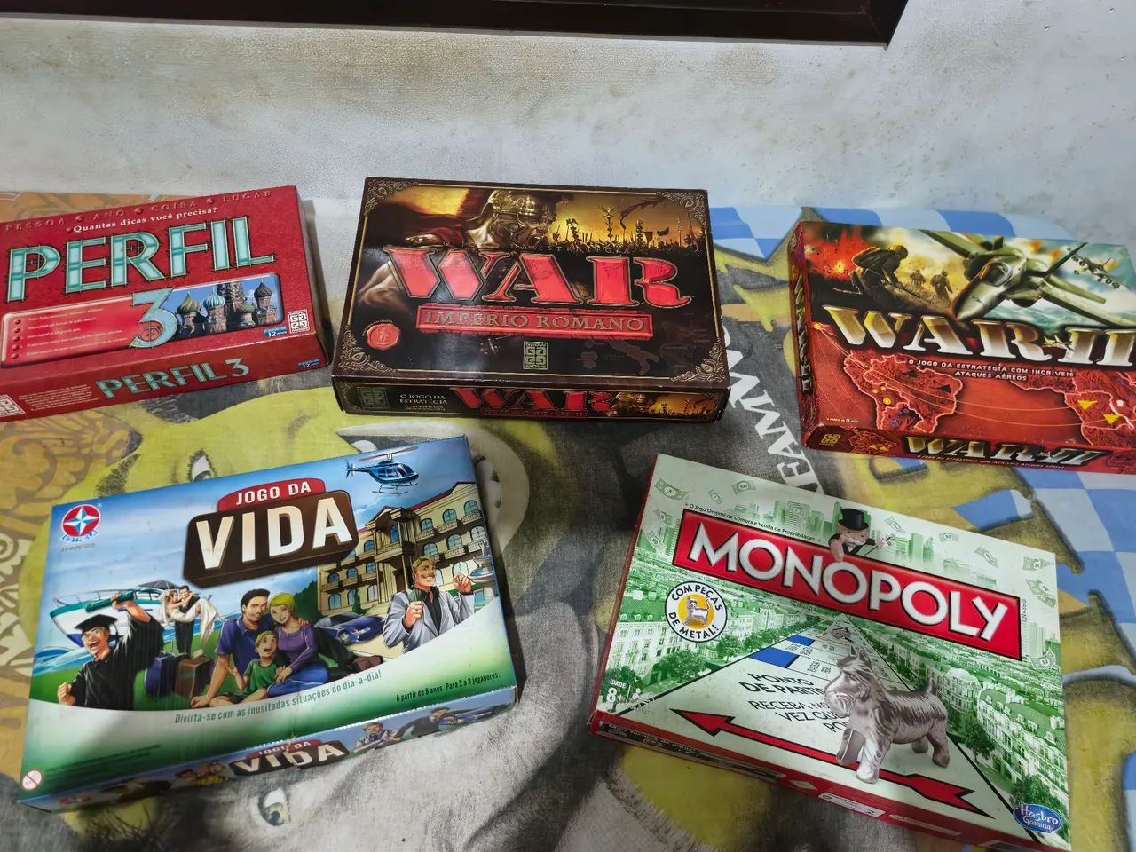 Vendo jogos de tabuleiro em perfeito estado
