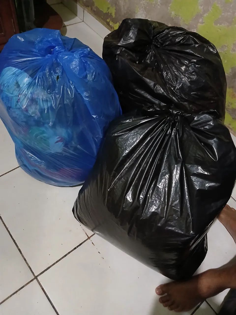Vende-se esses 3 sacos de roupas - Foto 2