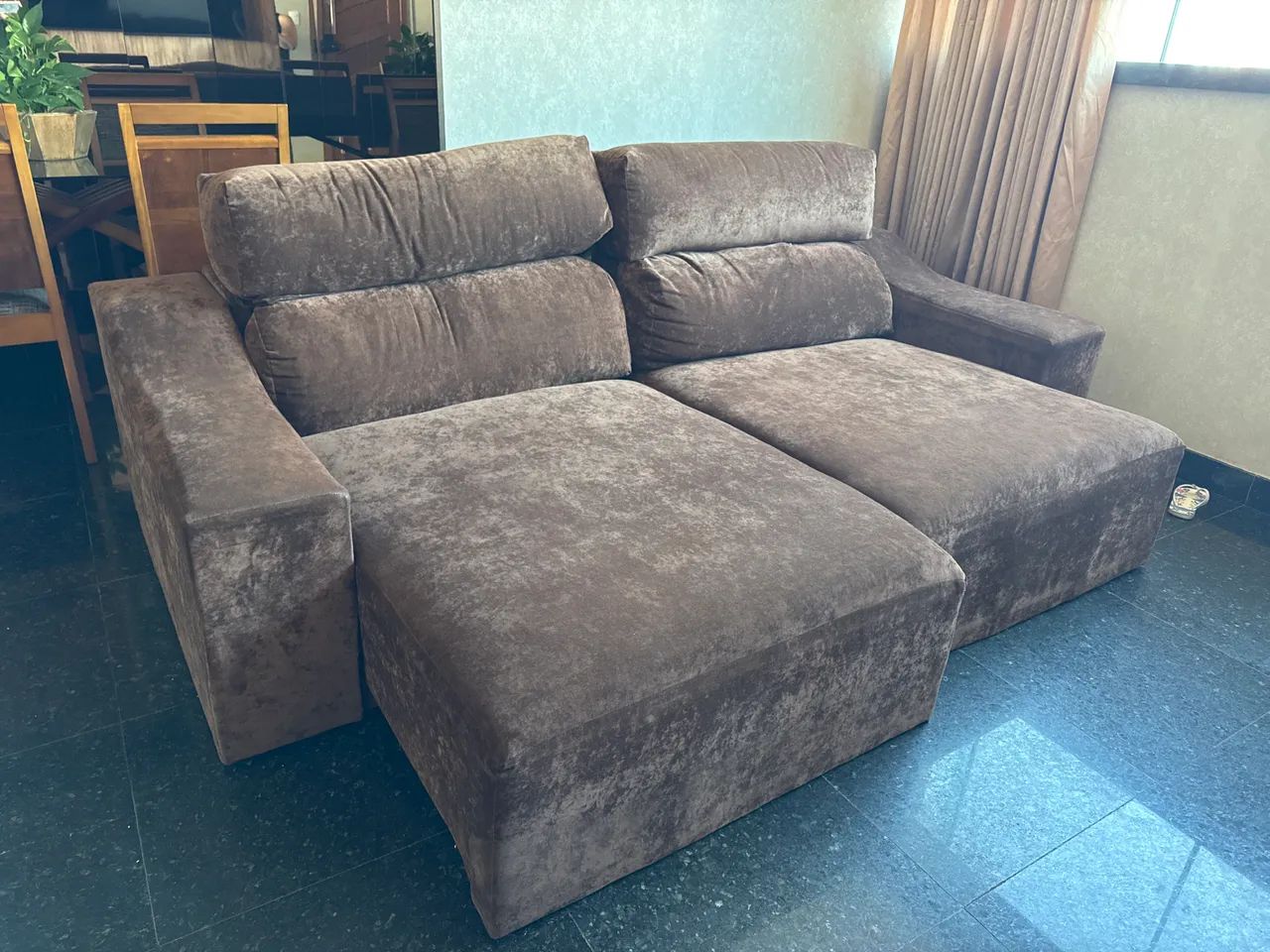 Sofá com chaise marrom 