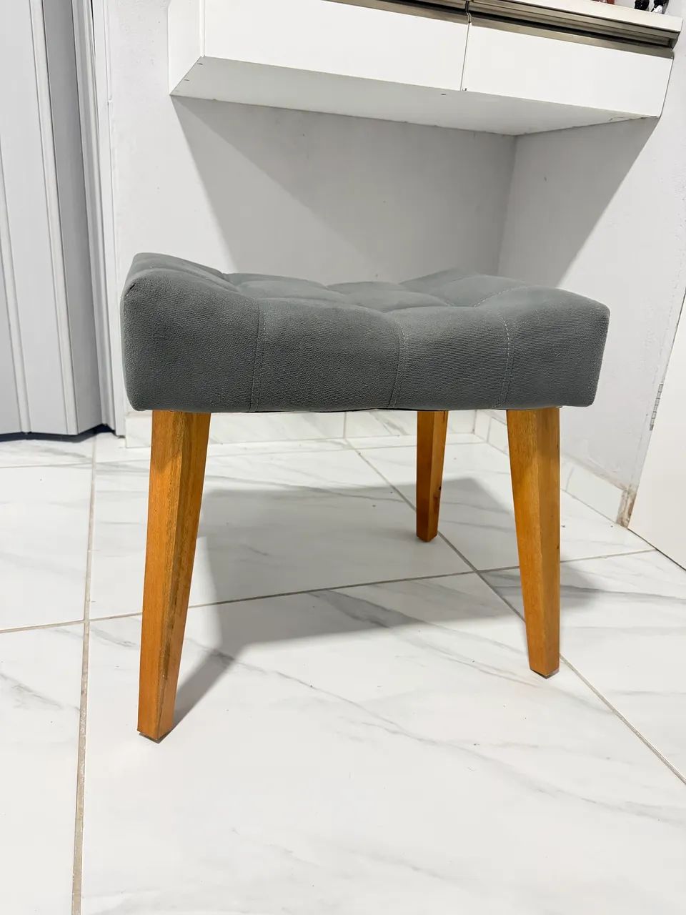 Banqueta estofada com pés de madeira ? R$180