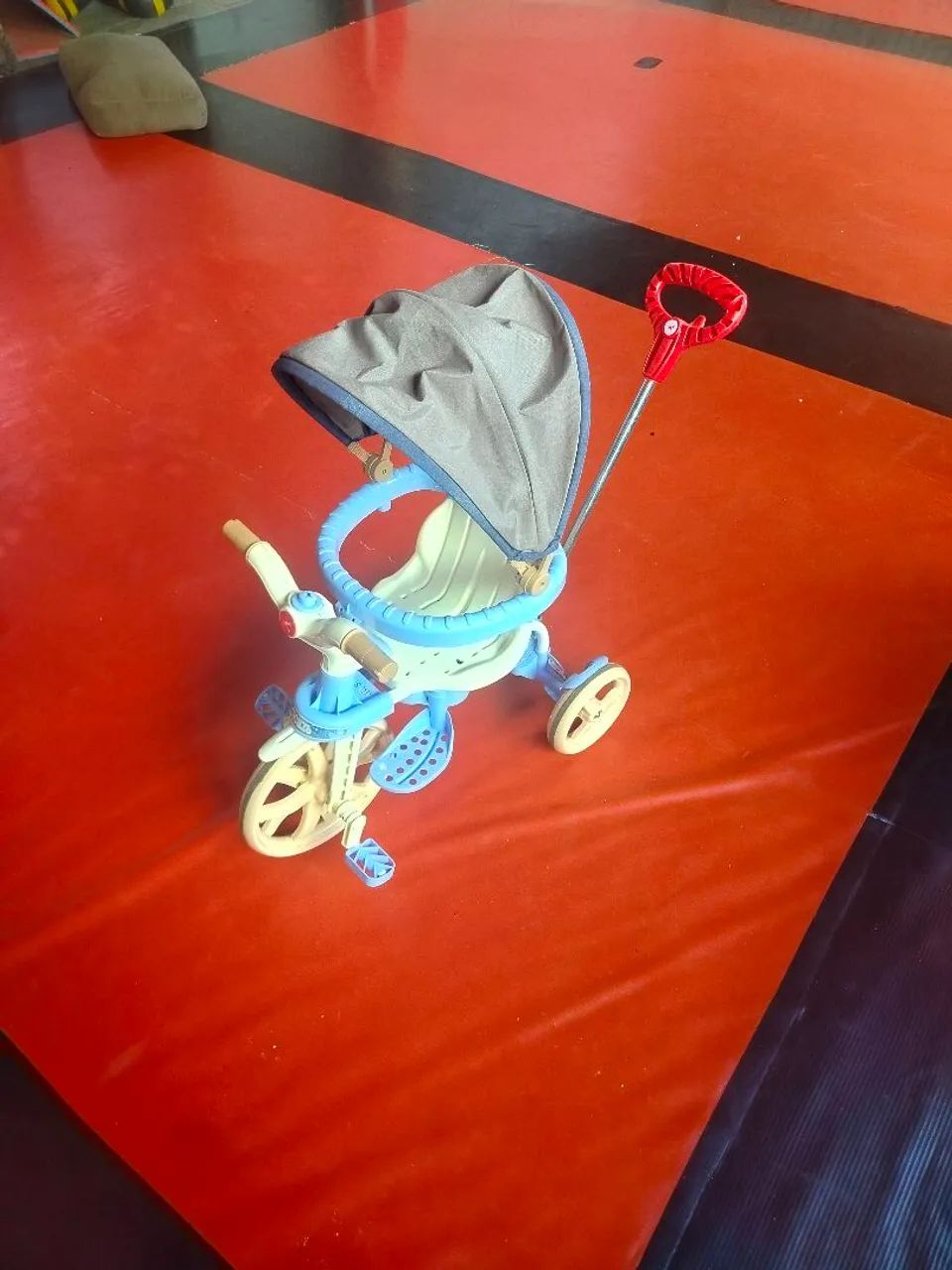 Triciclo infantil.
