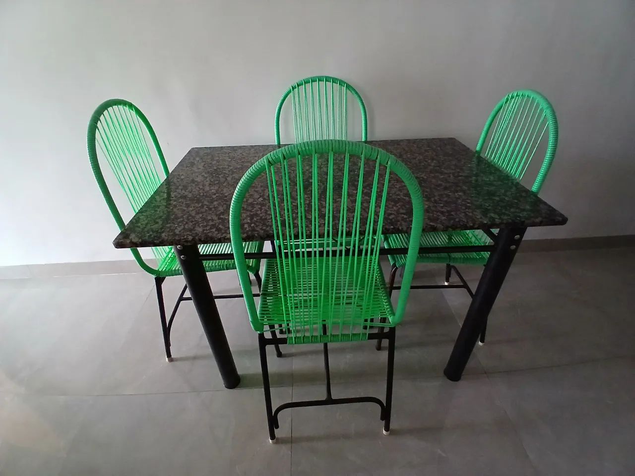 MESA DE MÁRMORE 4 CADEIRAS FIBRA - Foto 2