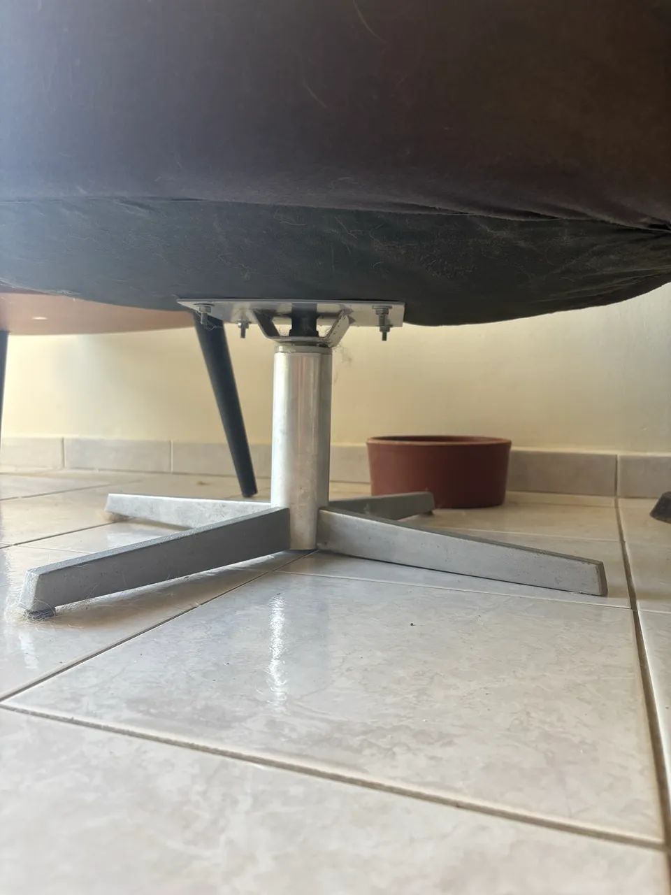 VENDO 2 - POLTRONAS PRETAS GIRATÓRIAS  - Foto 3