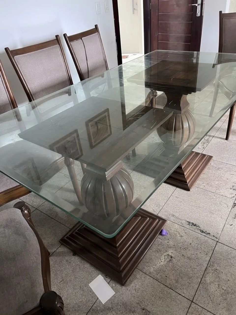 Mesa em tampo de vidro e 6 cadeiras 