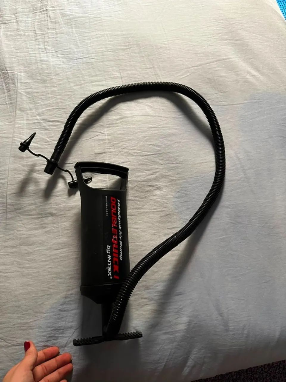 COLCHÃO DE AR QUECHUA AIR BASIC 70 + BOMBA MANUAL INTEX - Foto 2