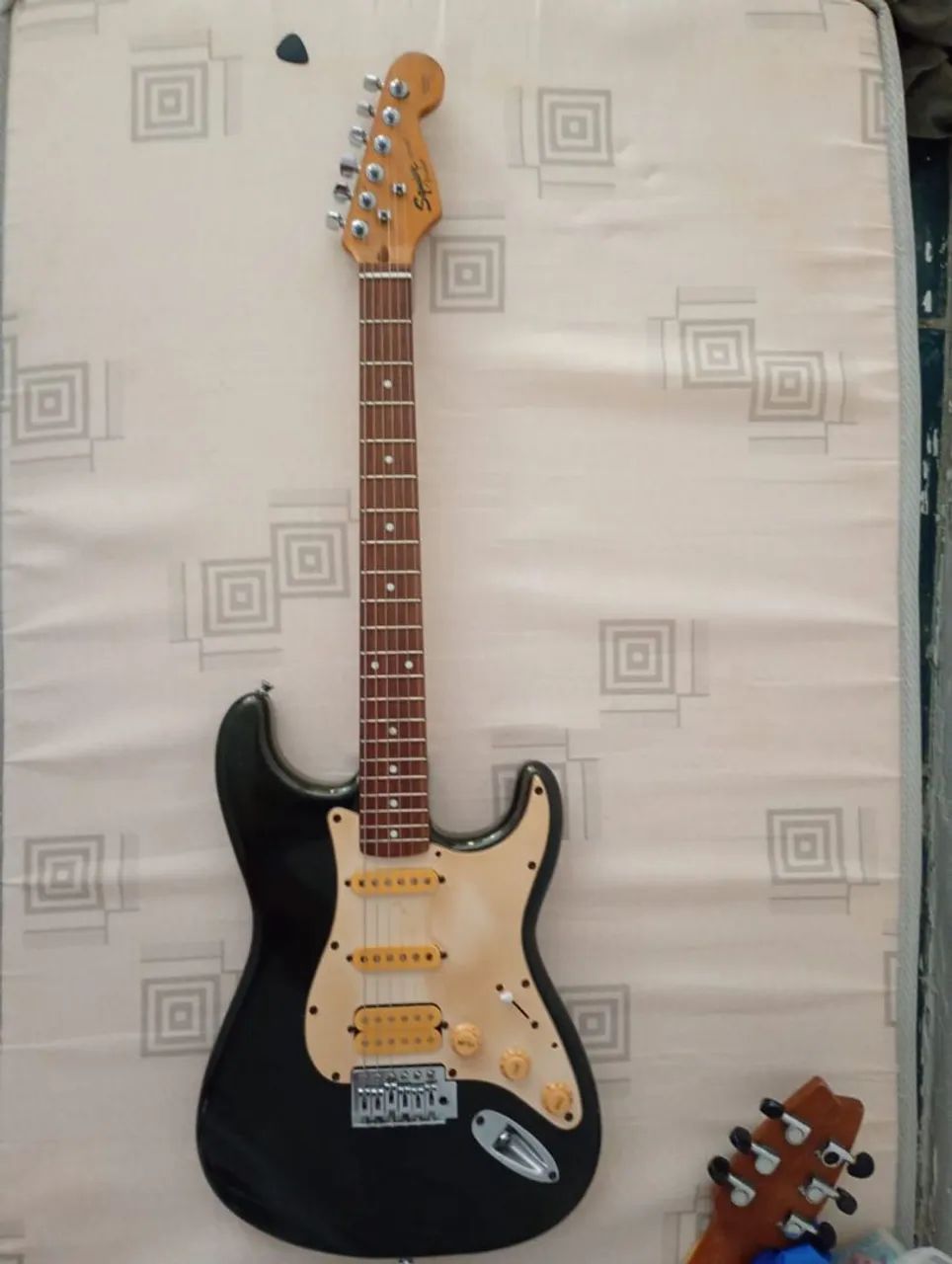 Guitarra squier stratocaster preta brilhante - Instrumentos