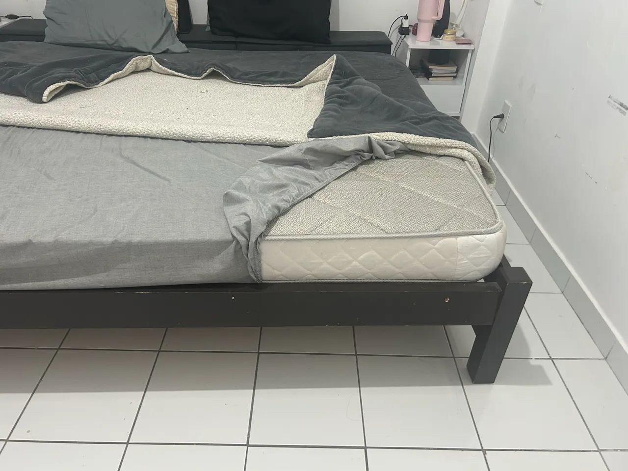 Cama Queen + colchão + 2 mesinhas de cabeceira. - Foto 4